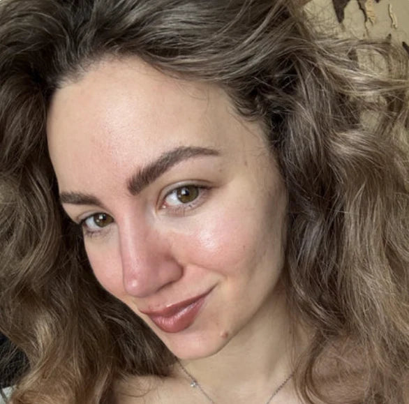 <strong>Jessica E., 32 </strong>  ✔︎ Verified Buyer